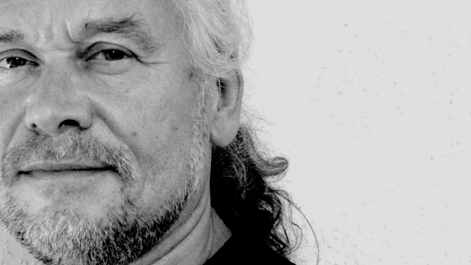  Der Umbau-Architekt  Seit 30 Jahren plane und baue ich Immobilien.  Gemeinsam mit Bauherren werden individuelle Lebensräume erschaffen, Entspannungsecken gestaltet oder sich dem Umbau von liebenswerten Objekten gewidmet. Unverzichtbar ist dabei die ökologische Nachhaltigkeit, sinnvolle Baubiologie und gestalterische Qualität.  Grundpfeiler meiner Arbeit sind die langjährige Erfahrung und umfassenden Kompetenzen. Genauso wichtig ist aber meine Leidenschaft für dein Bauprojekt. Mit mir erhältst du einen Arch