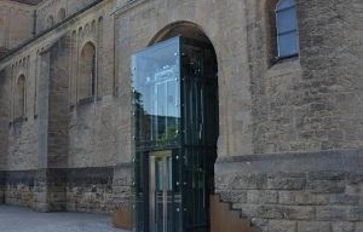 Außenaufzug an Kirche als barierefreier Zugang