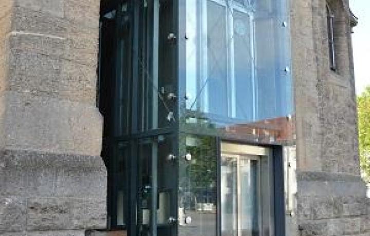Außenaufzug an Kirche als barierefreier Zugang