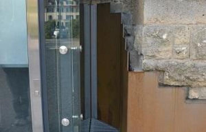 Außenaufzug an Kirche als barierefreier Zugang