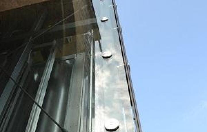 Außenaufzug an Kirche als barierefreier Zugang