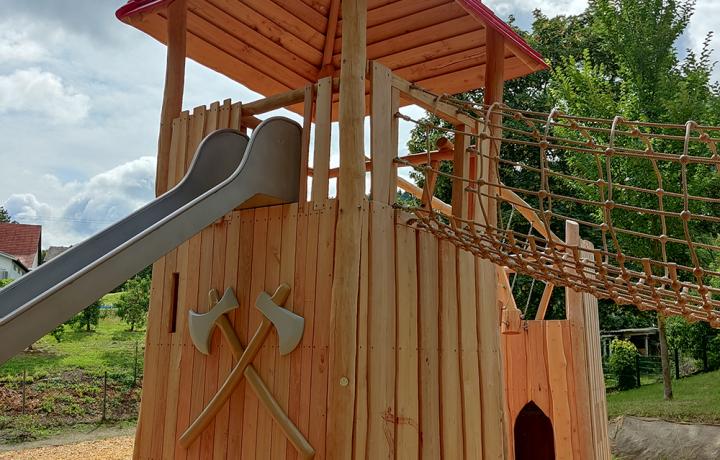 Großer Burgen-Turm mit Rutsche und Knüppelsteg-Verbindung zu kleinerem Turm