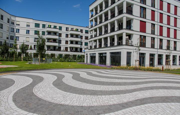 Meilen.Stein Pflasterband als Feuerwehraufstellfläche