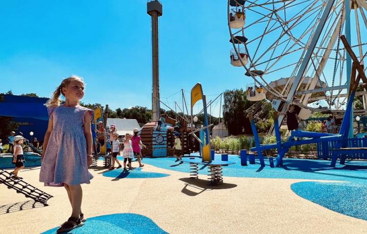 Begeisterte Kinder stürmen auf den Spielpatz