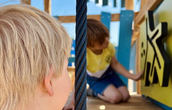 Klang- und Motorikspieltafeln regen zum Entdecken an