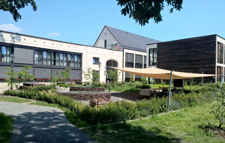 Stationäre Spielflächen mit Sonnenschutz