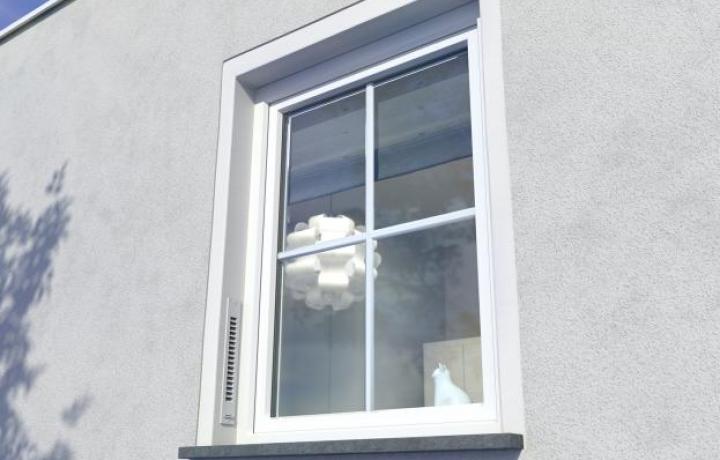 SIEGENIA: Laibungskanal EPP für erhöhten Schallschutz und klare Fassadenoptik