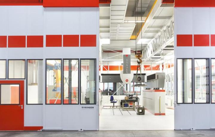 Messraum mit unabhängigem Öffnen und Schließen einzelner Dachsegmente