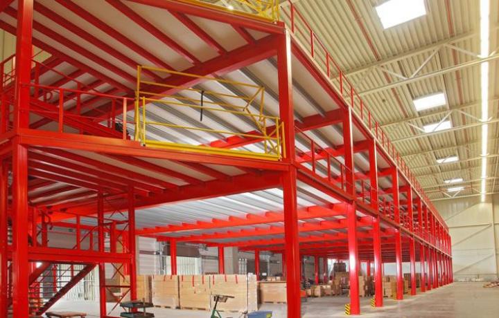 2-geschossige Systembühne mit Schutzgeländer. Branche: Versandhandel