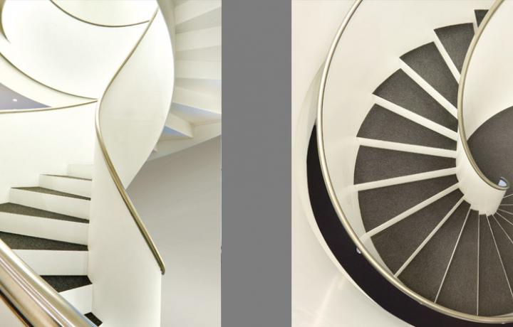 Kunstvoll geschwungene Zweiwangen-Stahltreppe