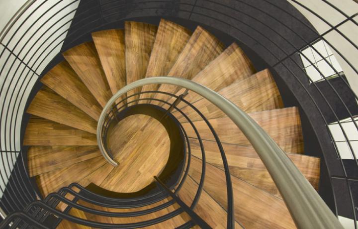 Zweiwangen-Stahltreppe mit Holzstufen